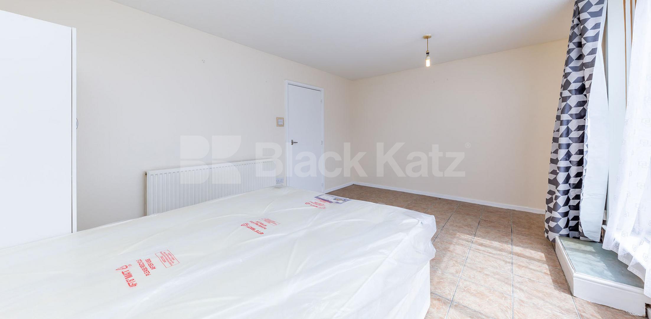 			GOOD FOR 3 SHARERS!, 2 Bedroom, 1 bath, 1 reception Maisonette			 Corporation Street , CALEDONIAN ROAD